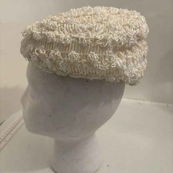 Vintage‎ 1960’s  women’s white cream rosette pillbox hat headpiece - Picture 2 of 9